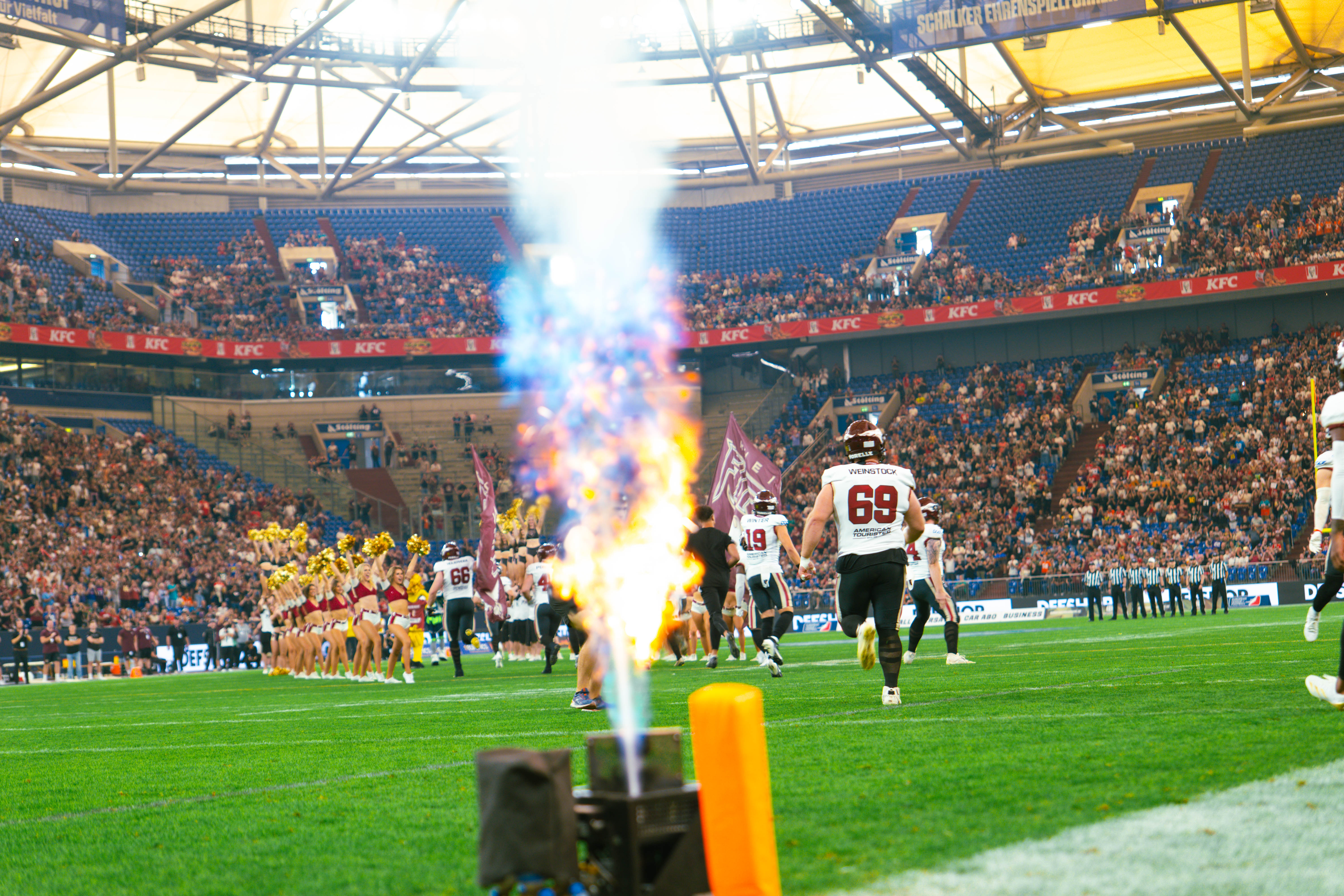 Football-Team an der Line of Scrimmage